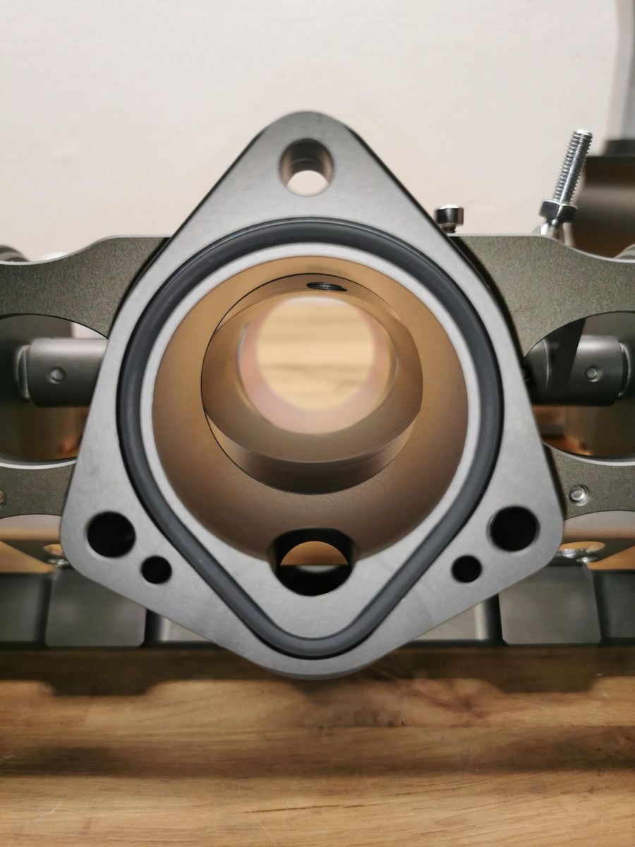 Through the bore of a Rennen throttle body: elliptical roller barrel, no shaft or plate in the airflow
