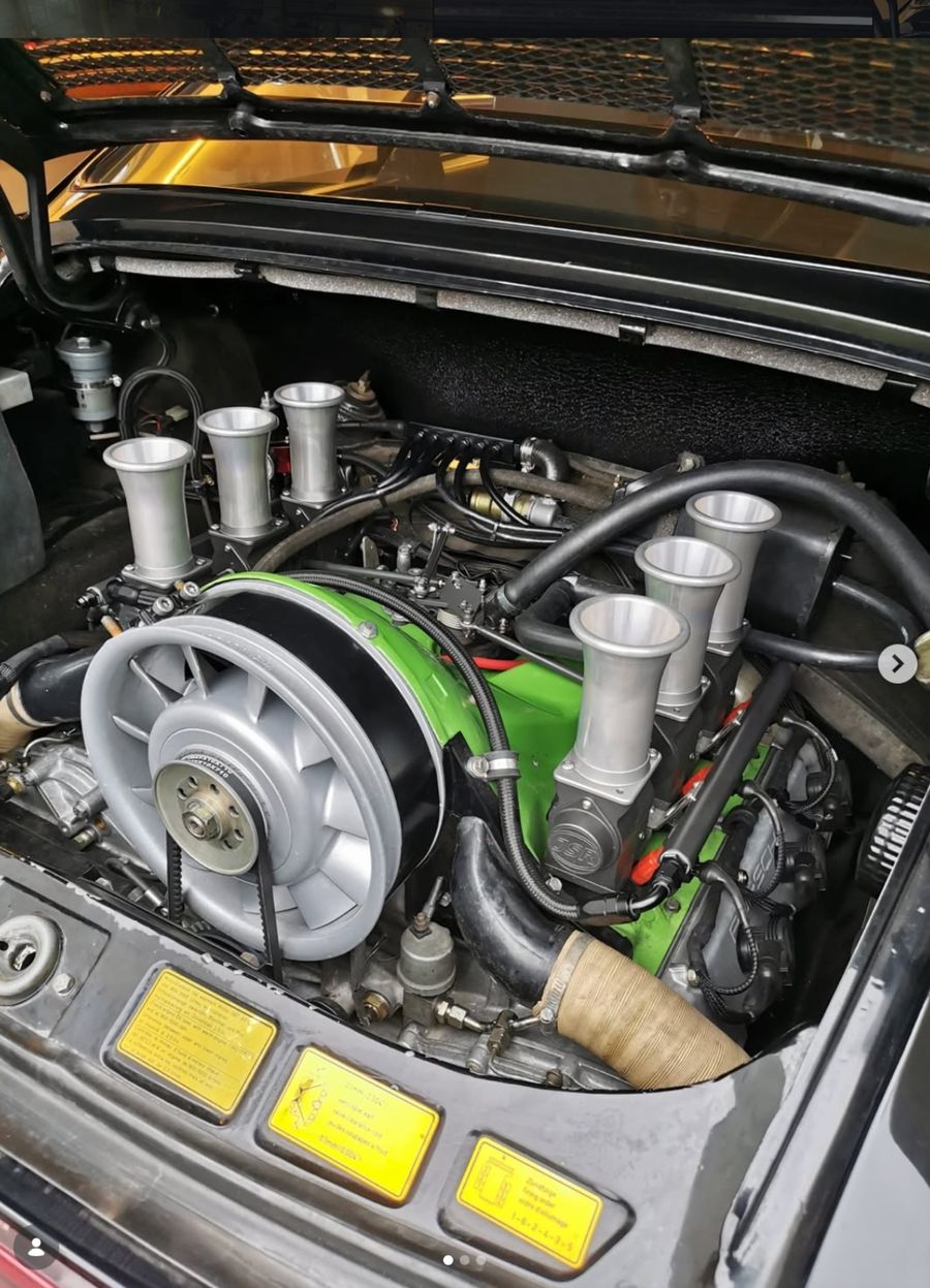 Customer air-cooled Porsche 911 engine bay fitted with a Rennen ITB system and six velocity stacks