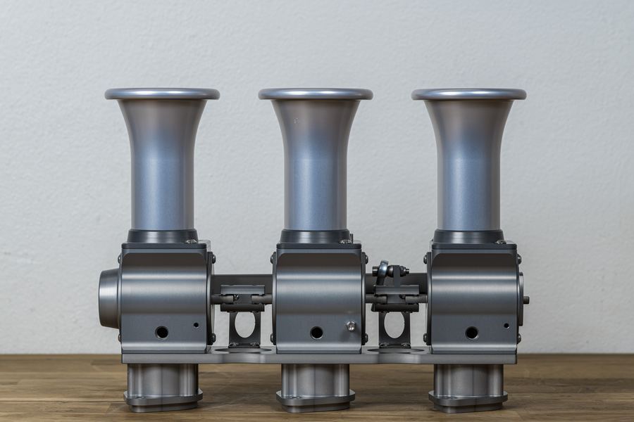 Rennen roller-barrel ITB bank with tall velocity stacks, three-quarter view