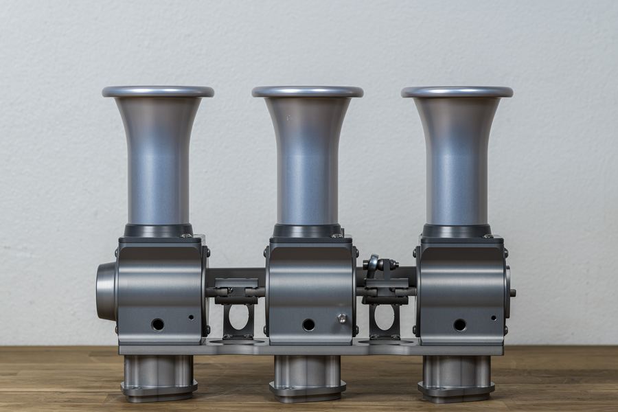 Rennen Large Bore roller-barrel ITB bank with tall velocity stacks, three-quarter view