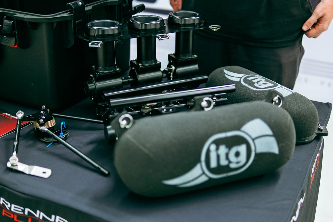 Rennen ITB system with an ITG foam motorsport filter for gravel and rally use, shown on the Rennen Plus stand