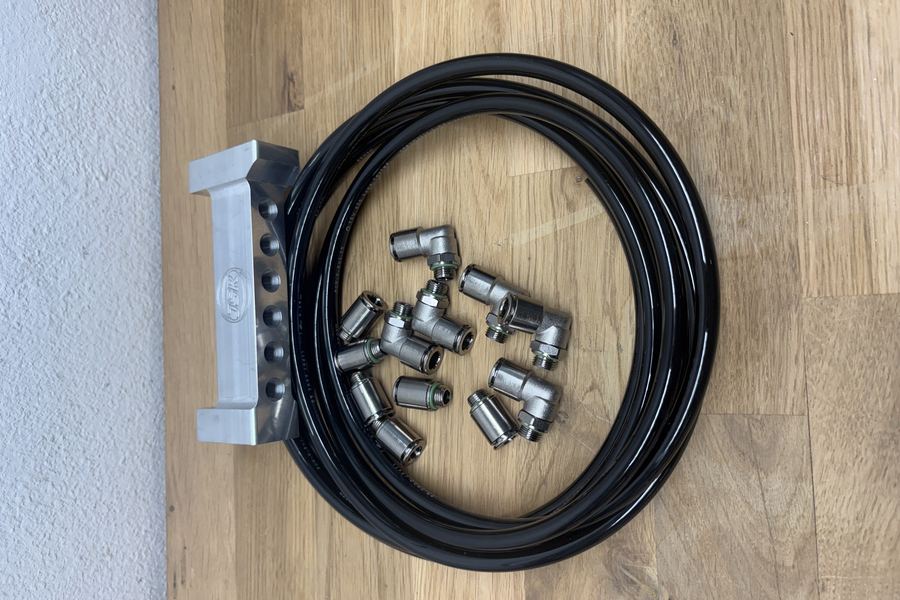 JSR billet vacuum log with black tube set and push-fit fittings supplied with the Rennen ITB system
